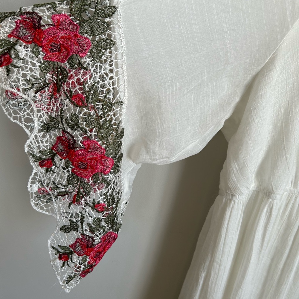 Gorgeous White tiered Sundress with  embroidered lace at sleeves size 18/20